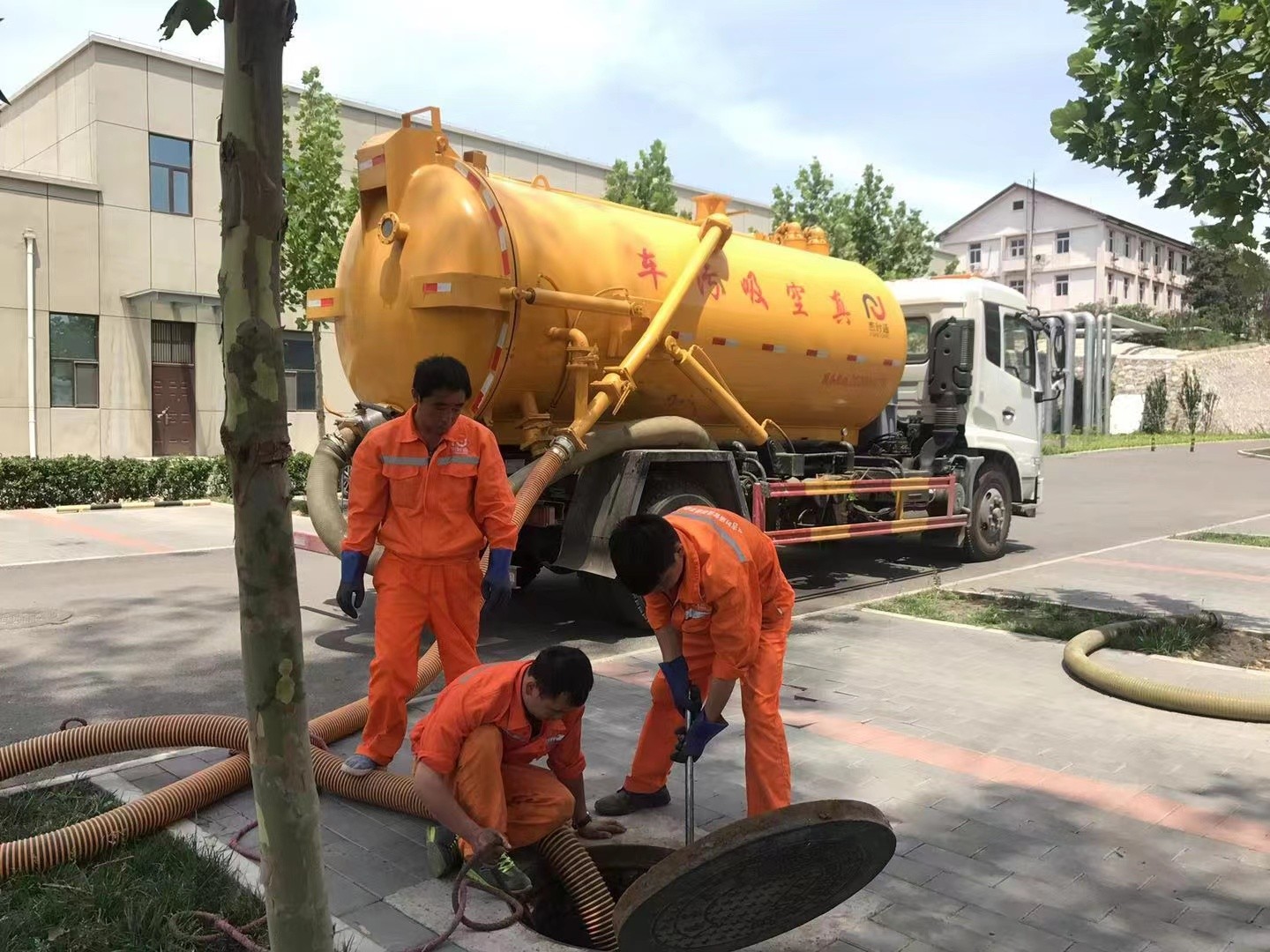 莱城管道疏通车停在窨井附近