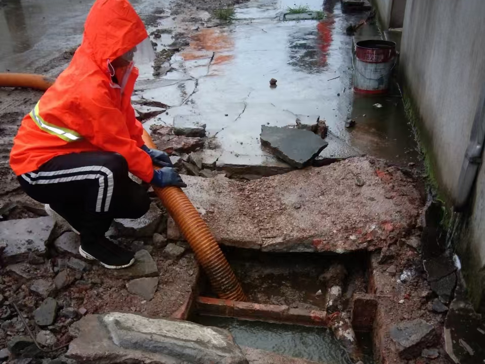 莱城专业清理污水池 炜誉市政以规范流程守护城市 “肠道”