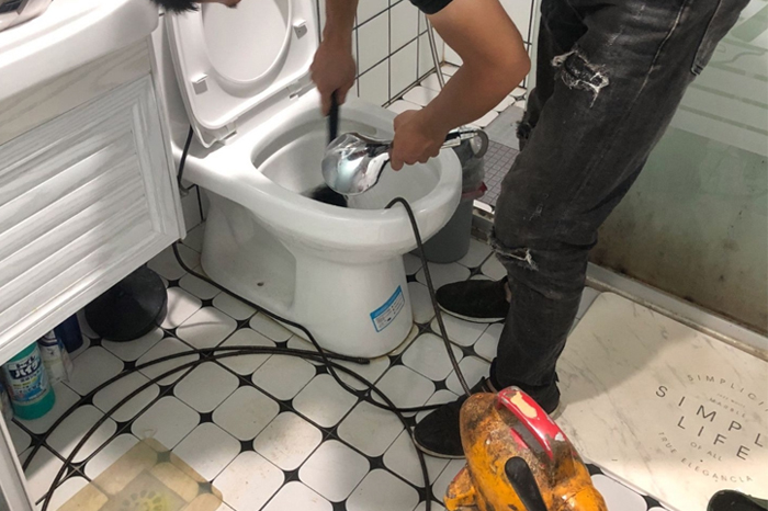 莱城马桶堵塞自己疏通还是找师傅？专业上门服务让你省时更省心