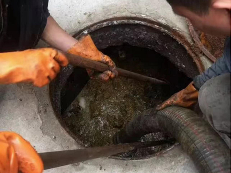 莱城清理化粪池时如何避免沼气的危害？